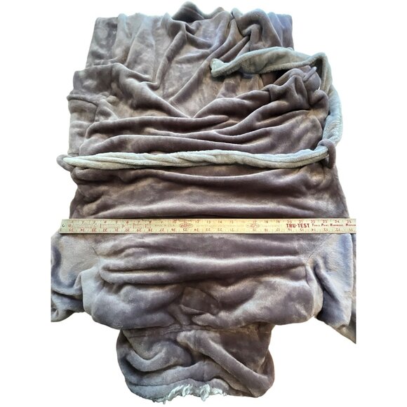 Carol Hochman Large Plush Robe with Contrasting Cuffs and Collar Pockets - Picture 4 of 6